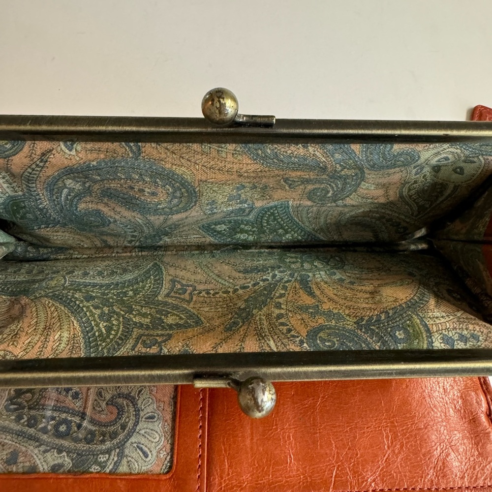 Vtg. Hobo orange billfold leather wallet with kiss and magnetic closures. - Picture 6 of 11